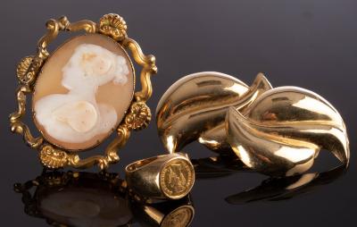 An 18ct gold ring set with a