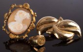 An 18ct gold ring set with a s