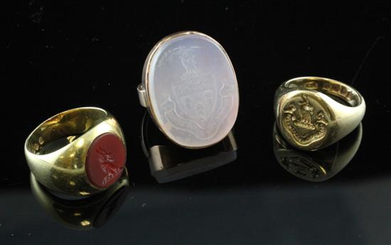 An 18ct gold signet ring with crest