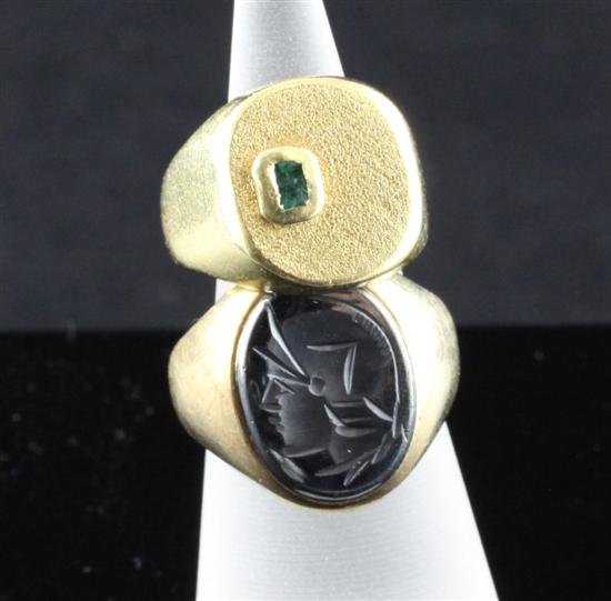 An 18ct gold signet ring inset with
