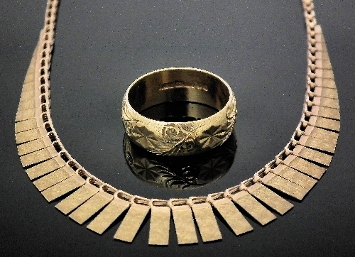An 18ct gold wedding band (weight