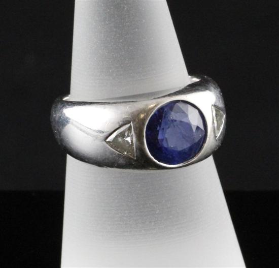 An 18ct white gold gypsy set