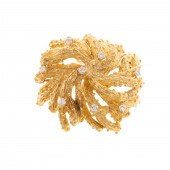 AN 18K TEXTURED DIAMOND PINWHE