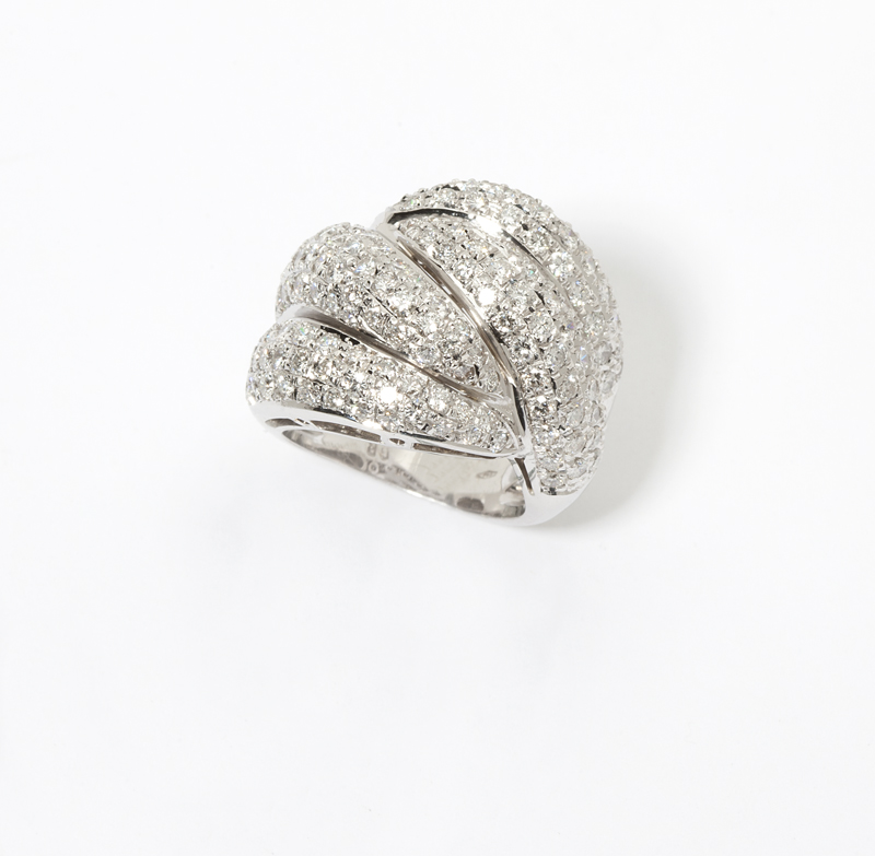 An 18K white gold set with 144