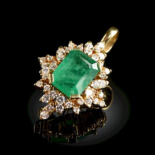 AN 18K YELLOW GOLD, EMERALD, AND