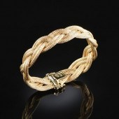AN 18K YELLOW GOLD GUCCI BRACE