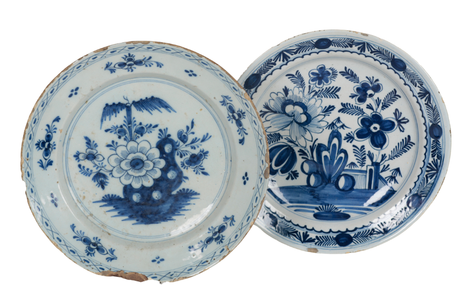 AN 18TH CENTURY DUTCH DELFT CHARGER