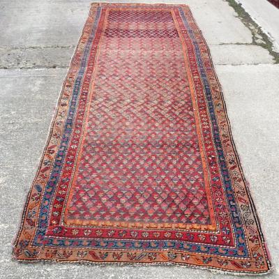 An Afghan runner with central