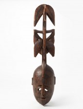 AN AFRICAN TRIBAL CARVED WOOD