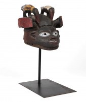 AN AFRICAN TRIBAL CARVED WOOD