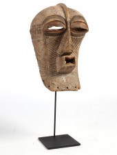 AN AFRICAN TRIBAL CARVED WOOD