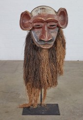 AN AFRICAN TRIBAL CARVED WOOD