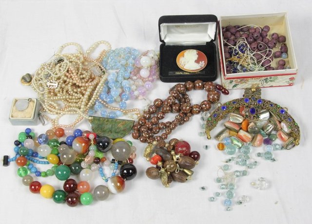 An agate coloured bead necklace a