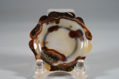 AN AGATE FLOWER-MOUTHED DISH<b