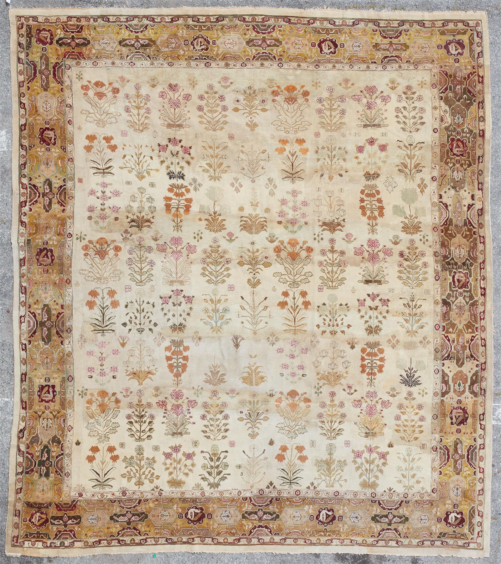 AN AGRA CARPET, INDIAAn Agra