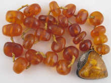 An amber necklace approx. 46 cm