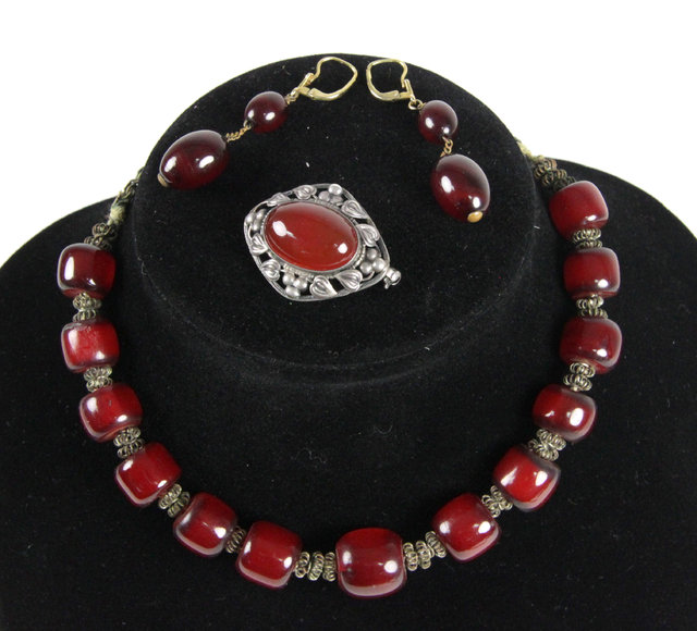 An amber necklace of thirteen