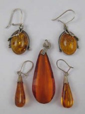 An amber pendant approx. 5 cm