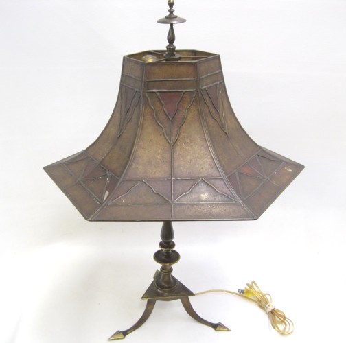 AN AMERICAN ARTS AND CRAFTS TABLE