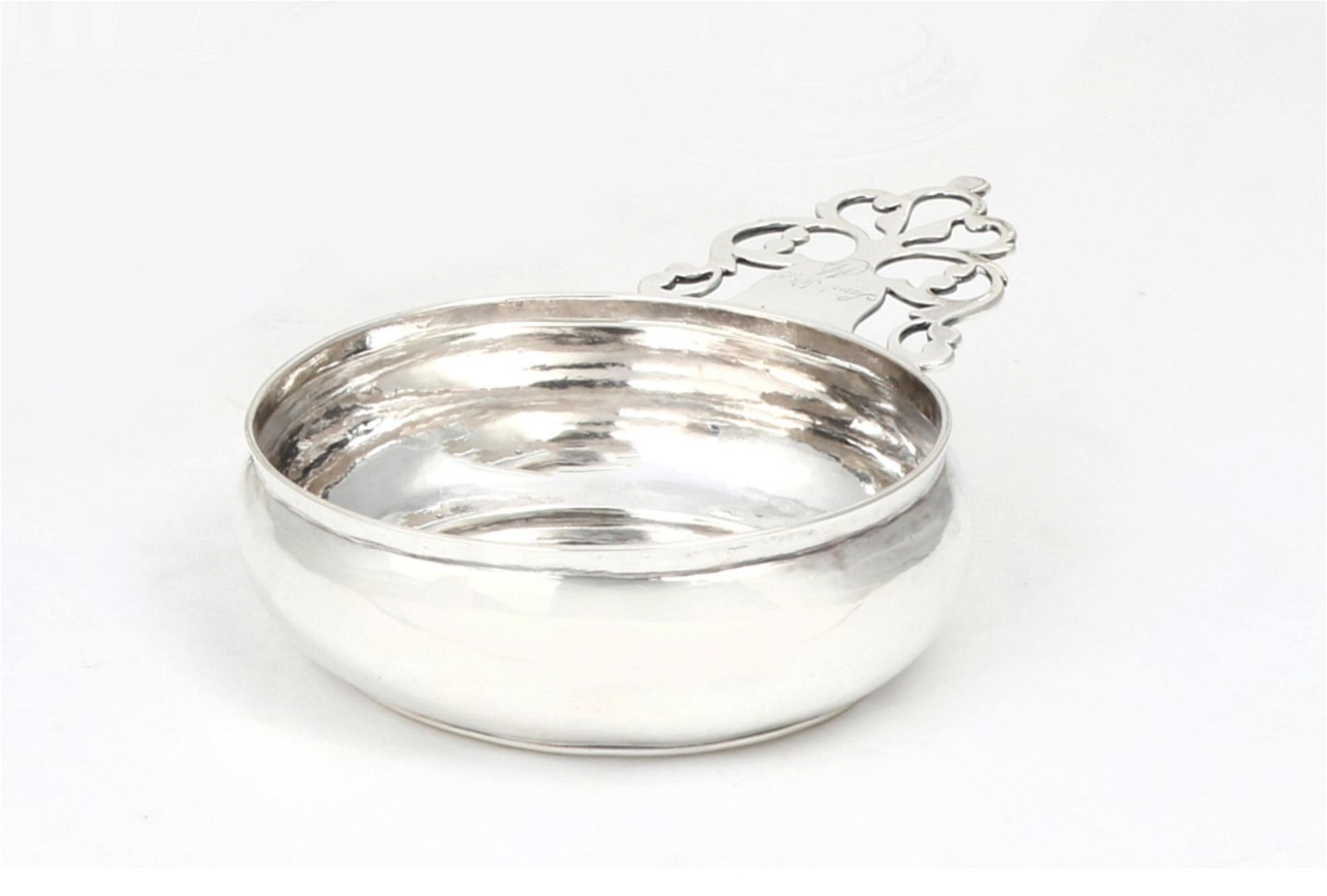AN AMERICAN SILVER PORRINGERAn