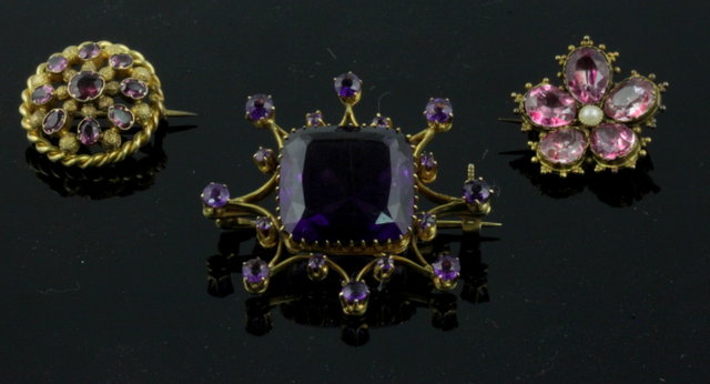 An amethyst set brooch the