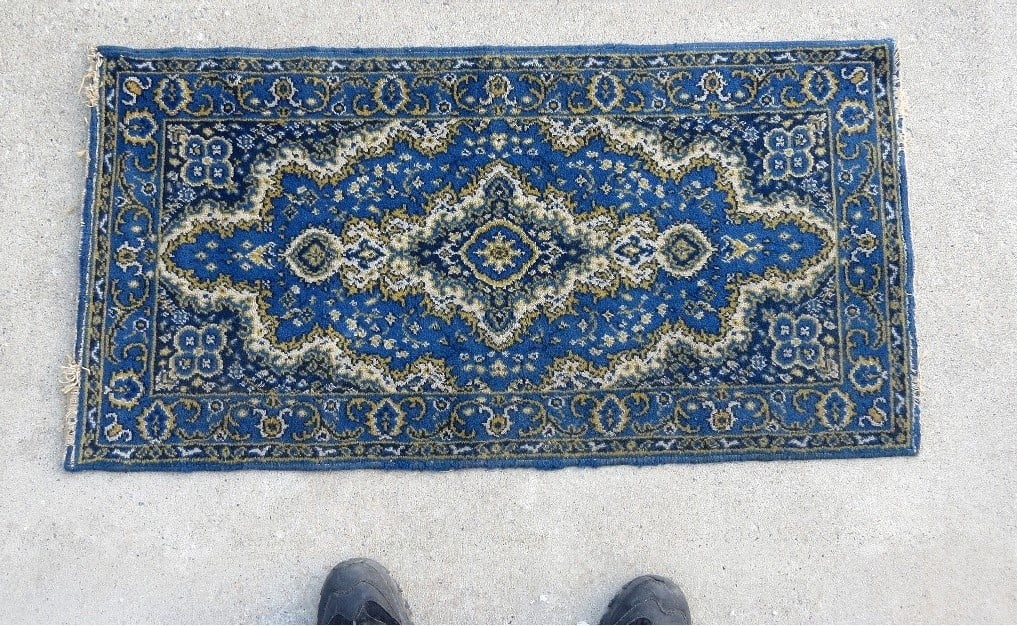 AN ANTIQUE BLUE WOOL SERAPI OR