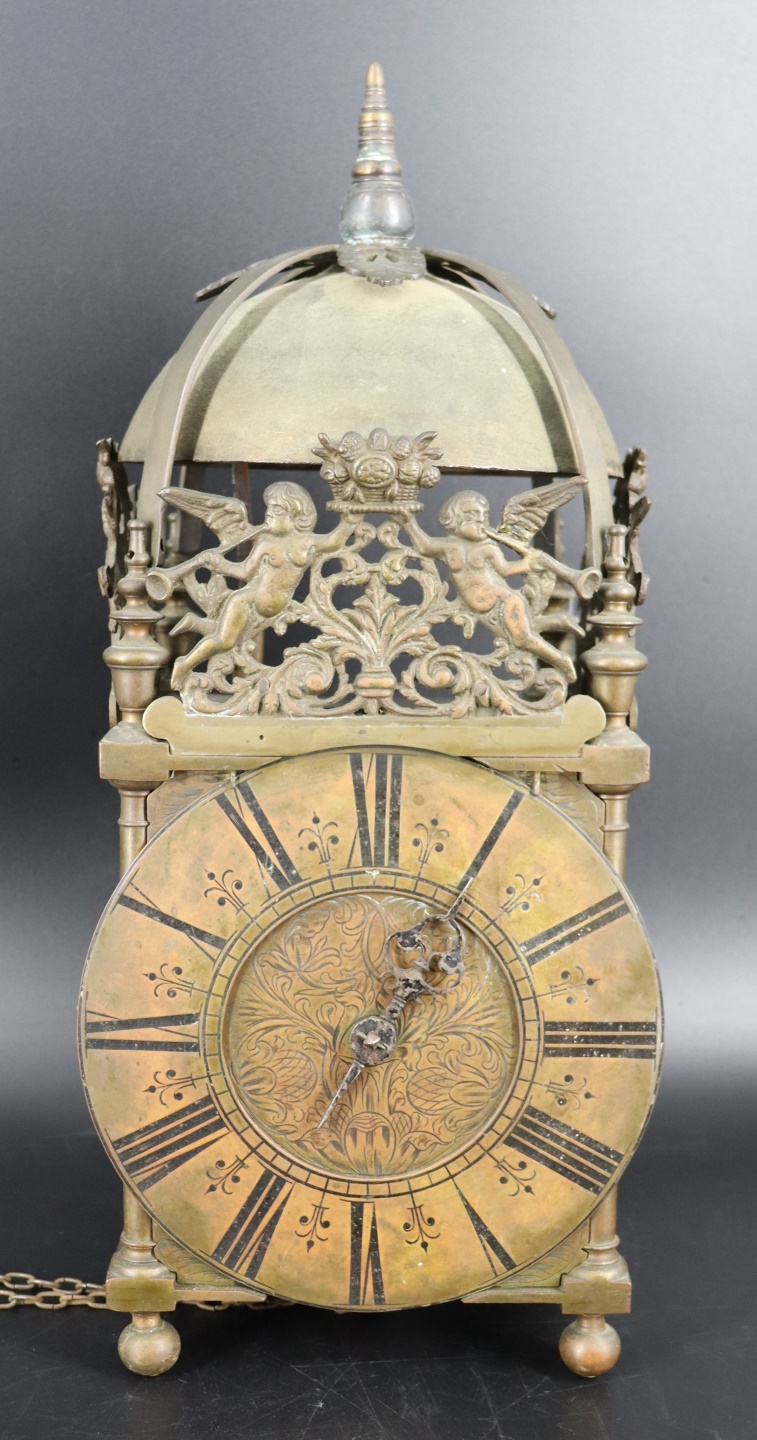 AN ANTIQUE BRASS ENGLISH LANTERN