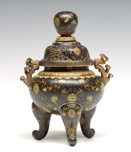 AN ANTIQUE CHINESE CLOISONNE FOOTED