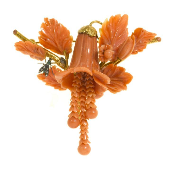 AN ANTIQUE CORAL AND GOLD BROOCH