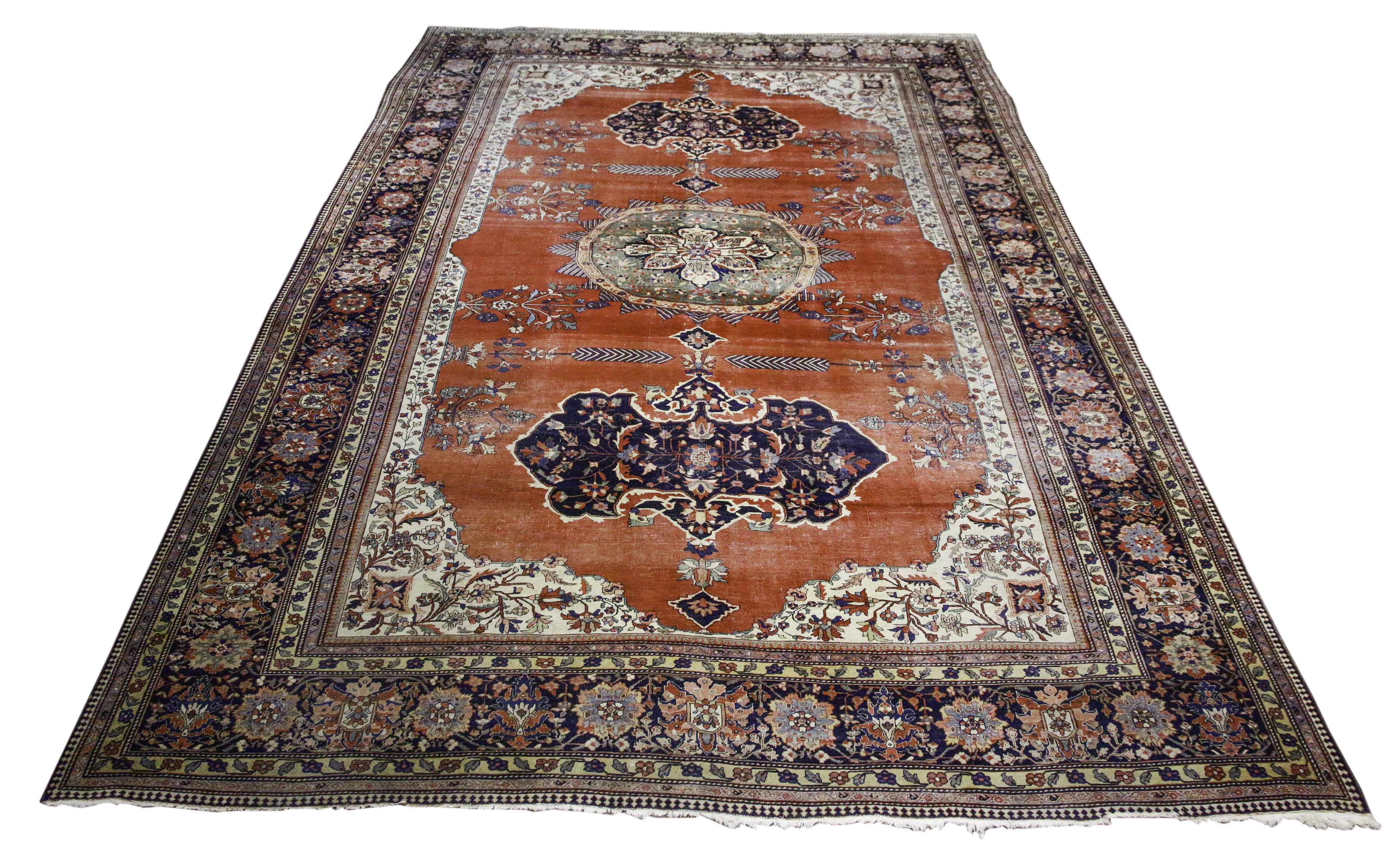 AN ANTIQUE FARAGHAN SAROUK CARPET