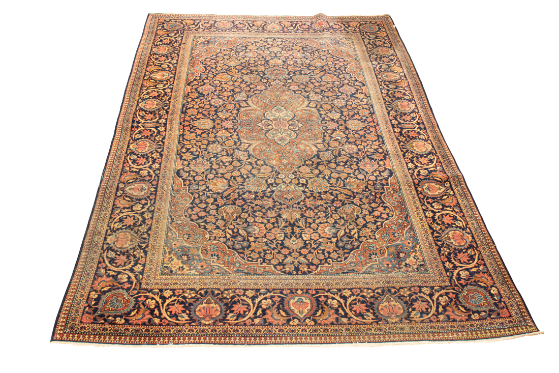 AN ANTIQUE PERSIAN KASHAN CARPET An