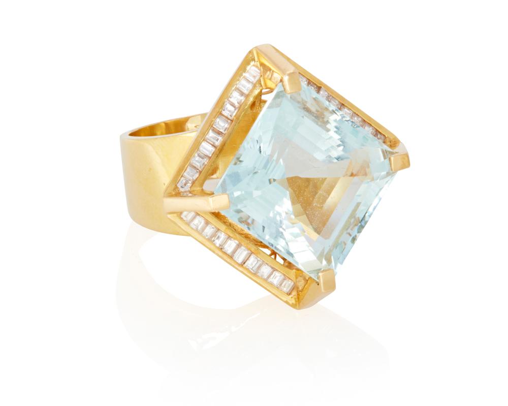 AN AQUAMARINE AND DIAMOND RINGAn