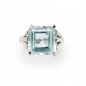 AN AQUAMARINE AND FOURTEEN KAR