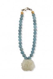 AN AQUAMARINE AND WHITE JADEIT