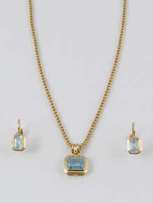 An aquamarine pendant set in yellow