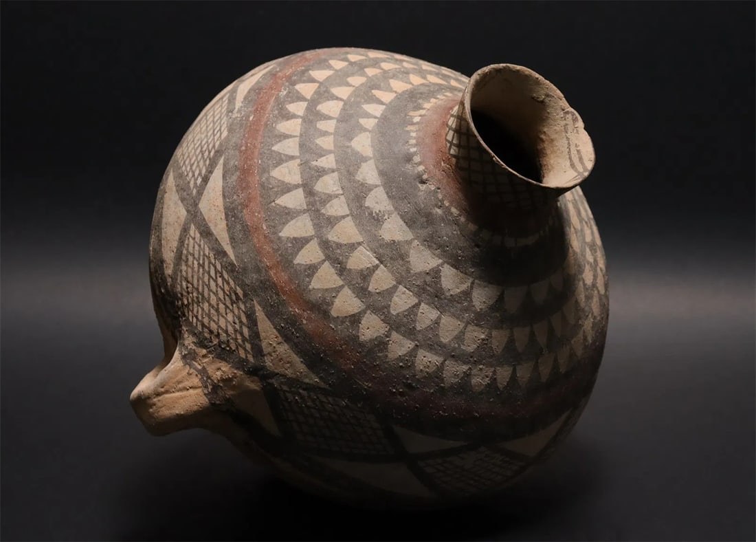 AN ARCHAICS  S TYLE HANDLED POT.