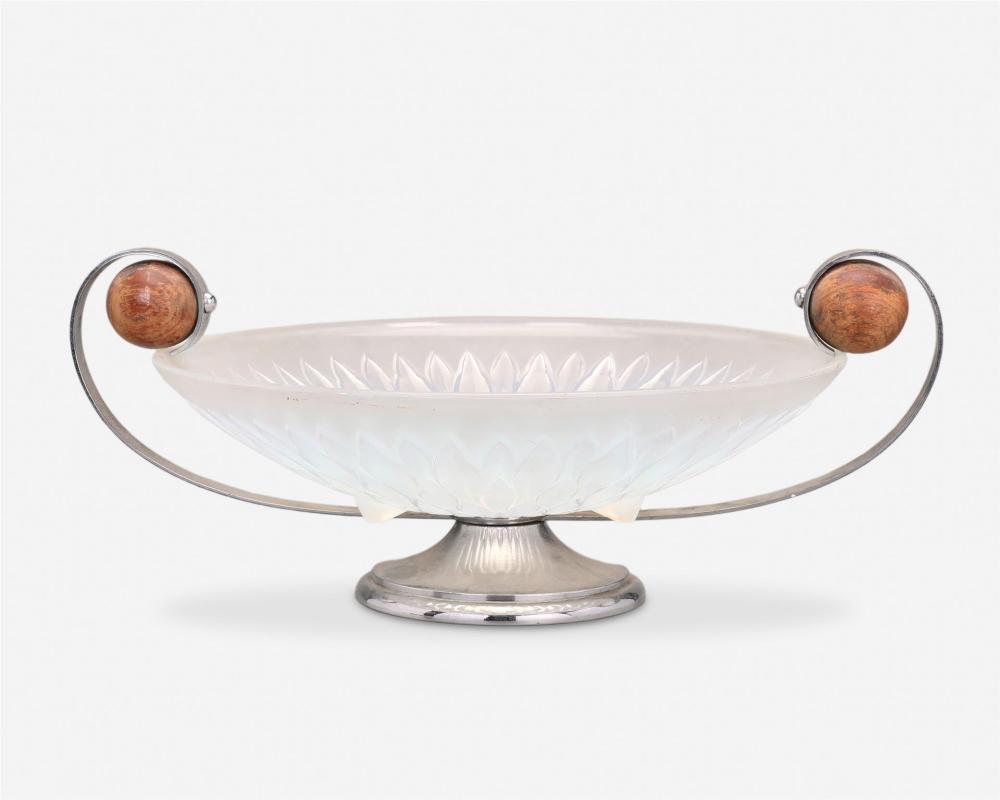 AN ART DECO ART GLASS CENTERPIECEAn