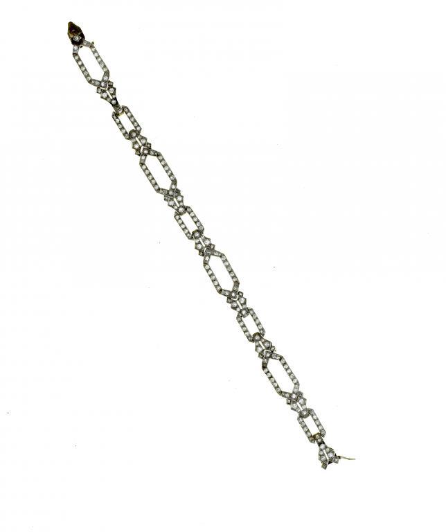 AN ART DECO DIAMOND BRACELET of