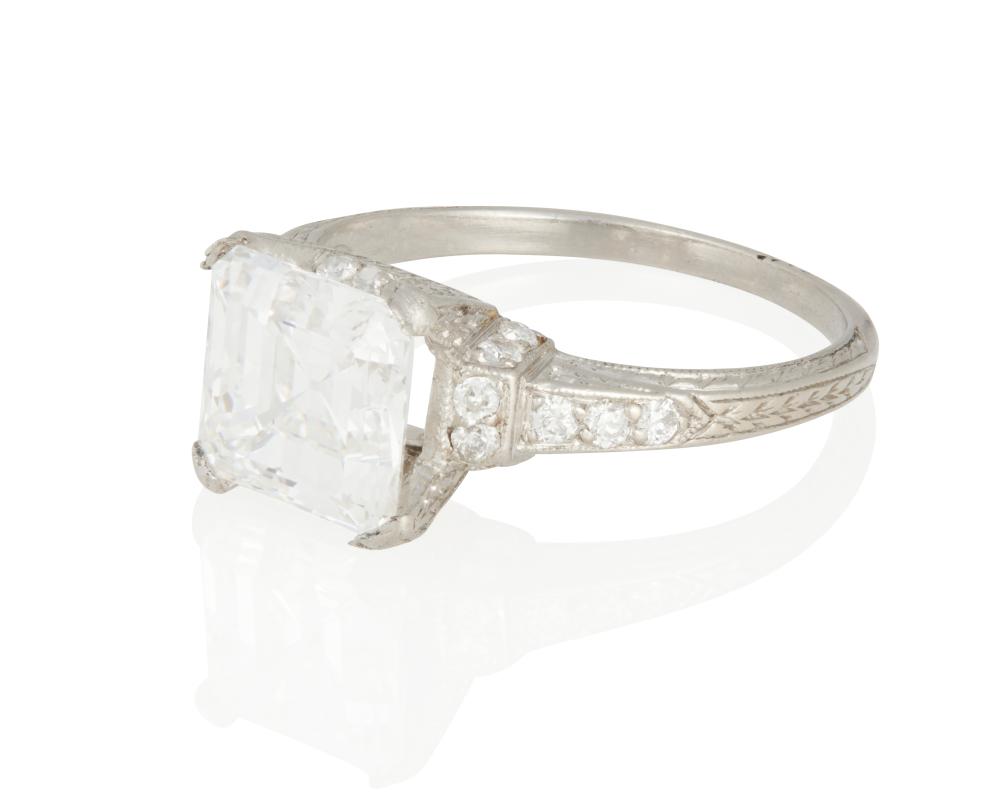 AN ART DECO DIAMOND RINGAn Art Deco