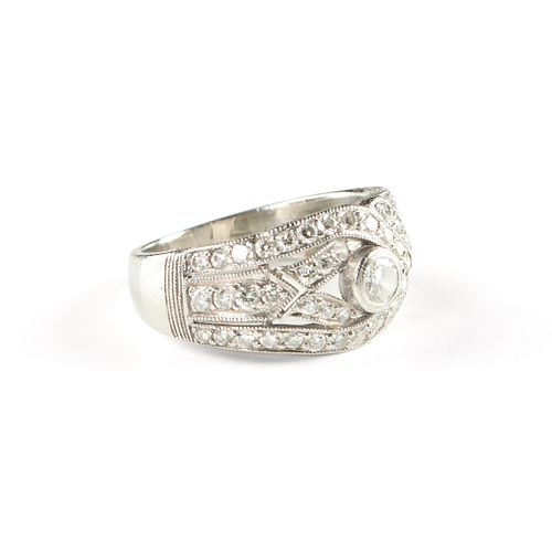 AN ART DECO PLATINUM AND DIAMOND