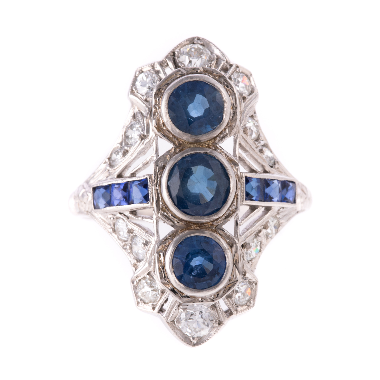 AN ART DECO SAPPHIRE & DIAMOND RING