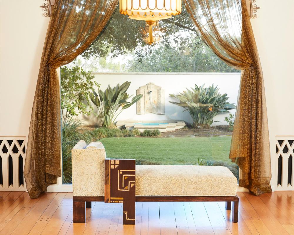 AN ART DECO-STYLE CHAISE LOUNGEAn
