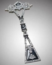 AN ART DECO STYLE ONYX DIAMOND