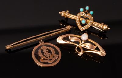 An Art Nouveau bar brooch of