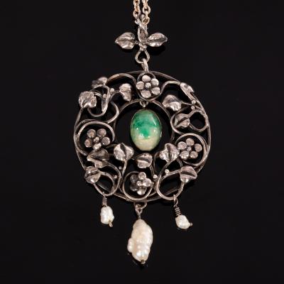 An Art Nouveau pendant of wreath