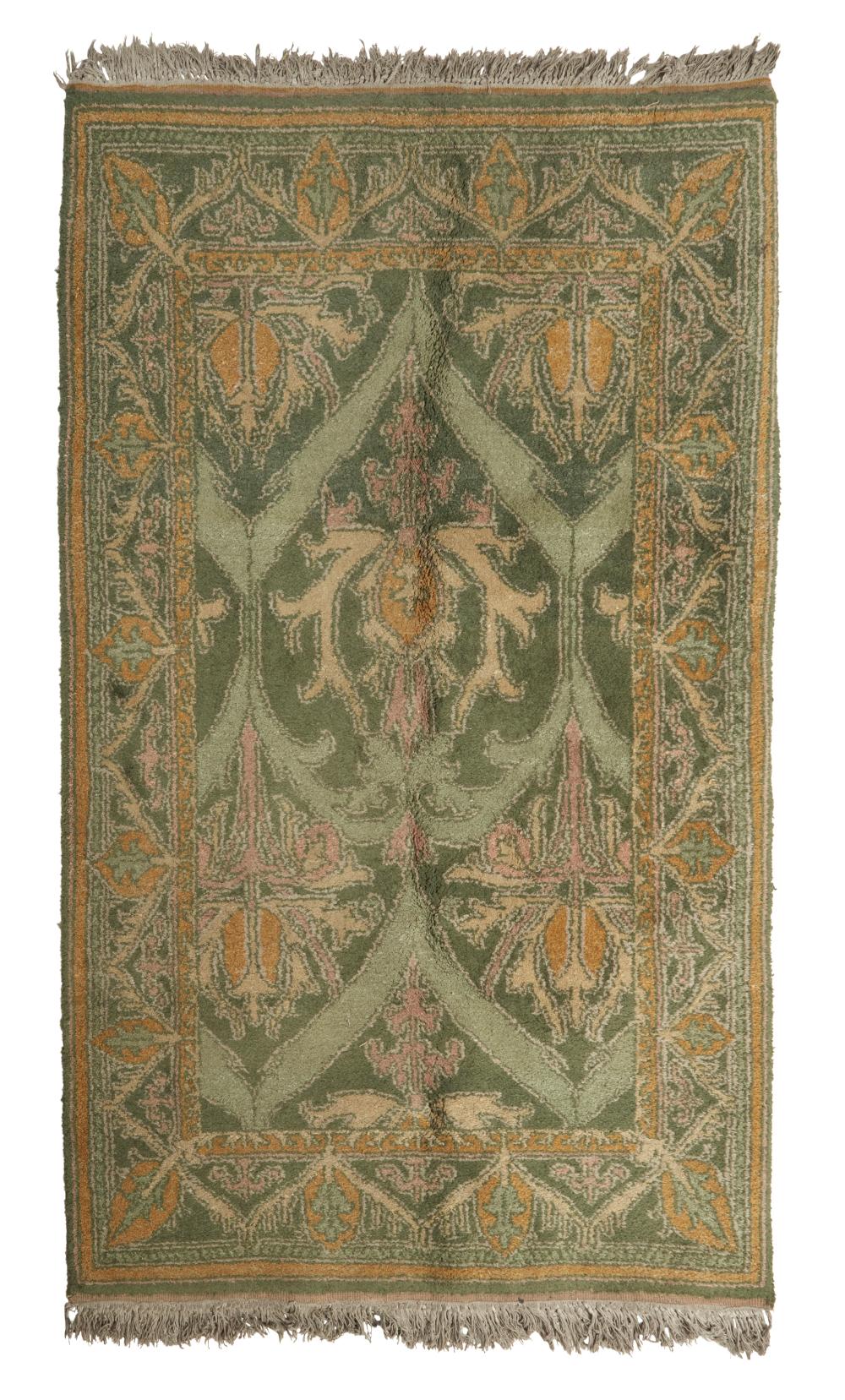 AN ARTS & CRAFTS PERIOD RUGAn