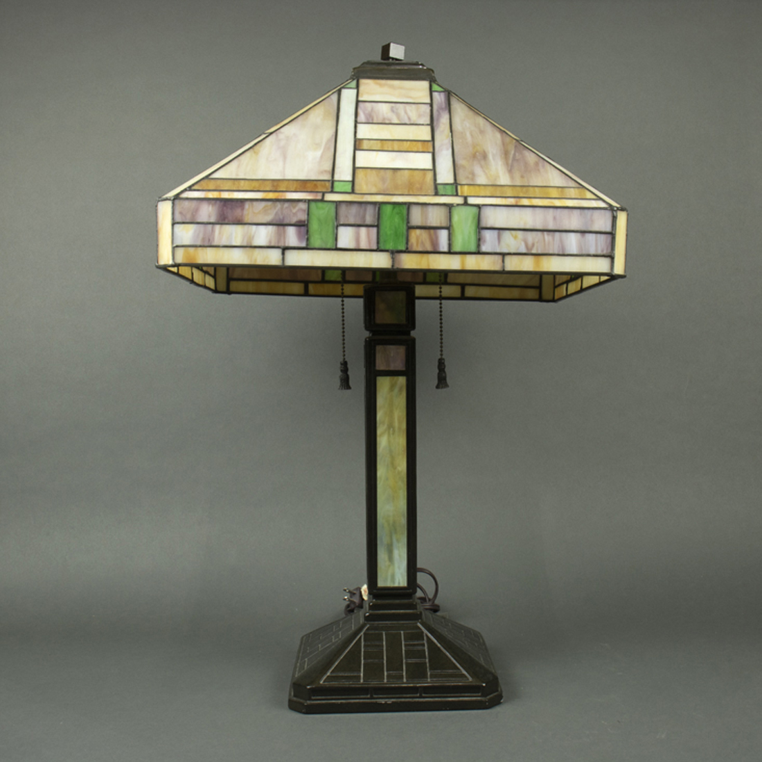 AN ARTS & CRAFTS STYLE LEADED GLASS