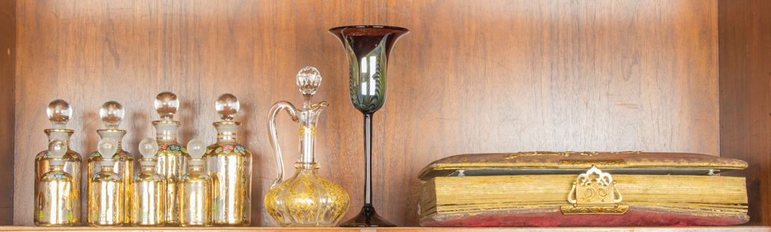 AN ASSEMBLED GROUP OF GLASS An