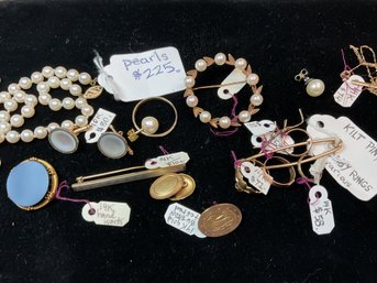 An assorted antique gold jewelry,