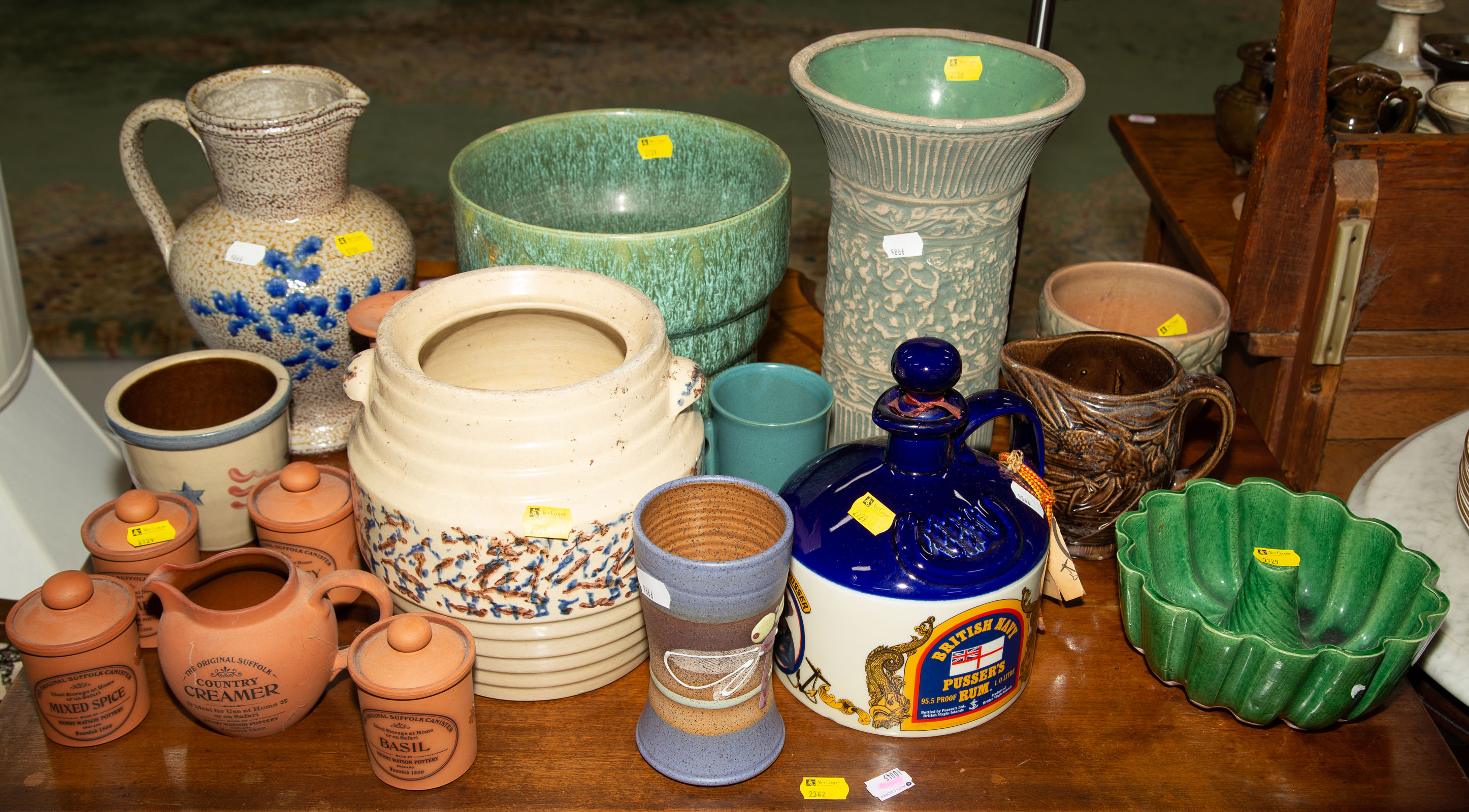 AN ASSORTMENT OF DECORATIVE CERAMIC